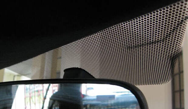 Неочевидные функции чёрных точек на стёклах автомобиля, о которых не знают многие водители
