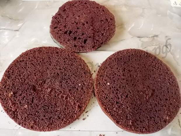 разрезаем корж на три части
