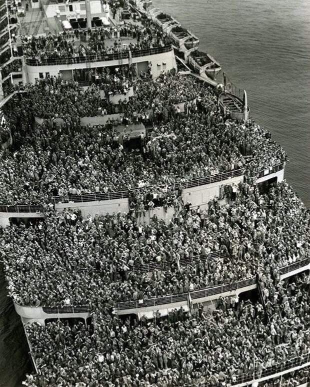Уникальный кадр корабля «Queen Elizabeth», прибывшего в Нью-Йоркскую гавань в 1945 году с тысячами солдат, вернувшихся со Второй мировой войны Увидеть, интересные, фото