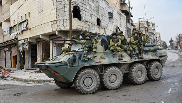 Российские военнослужащие во время работ по разминированию восточных районов Алеппо
