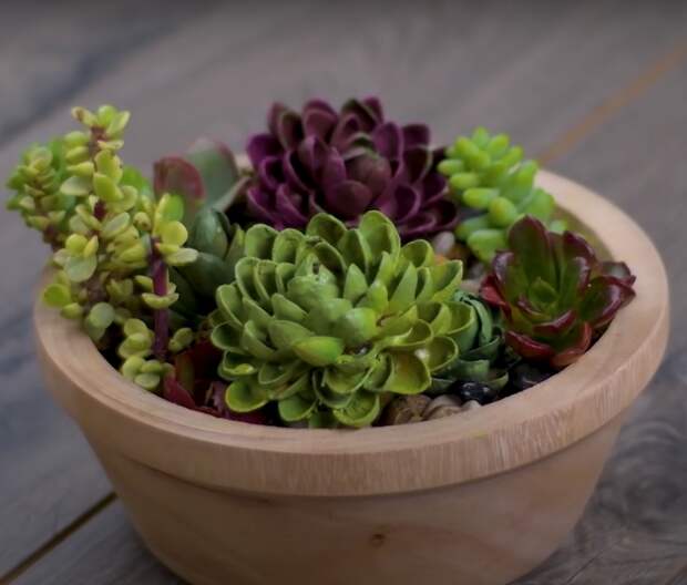 Оригинальное украшение, сделанное своими руками из ненужного мусора. /Фото: youtube.com Оригинальное украшение, сделанное своими руками из ненужного мусора. /Фото: youtube.com