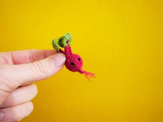 TinyKnitted09 Невероятные миниатюрные вещи, связанные спицами и крючком