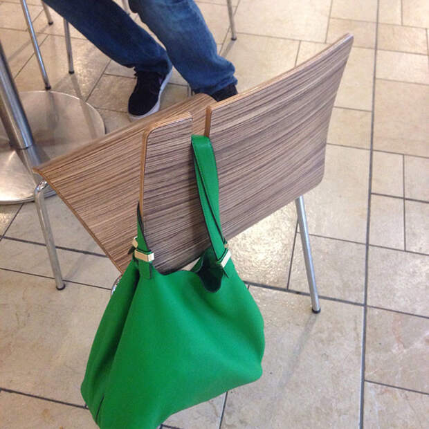 Крючок для сумки на спинке стула нестандартно, оригинально, проблемы, решения