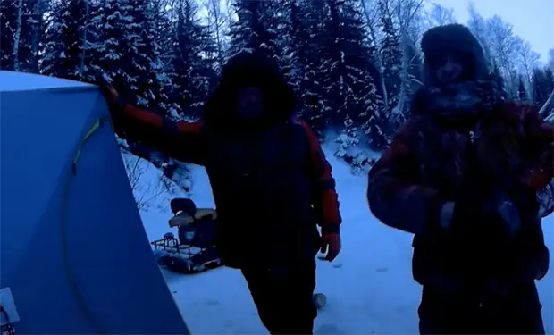 Ночь в Буханке посреди Тайги. Рыбаки остались в -40 в лесу и записали стоянку на видео