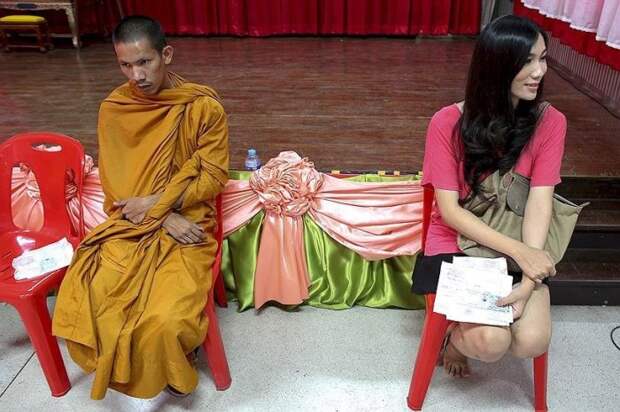 Буддийский монах и трансгендер в ожидании призывной процедуры. /Фото: encrypted-tbn0.gstatic.com