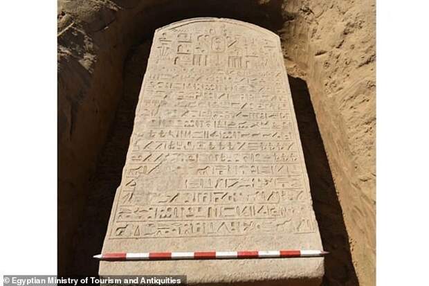 В Египте фермер нашел 2600-летнюю стелу эпохи правления фараона Априя