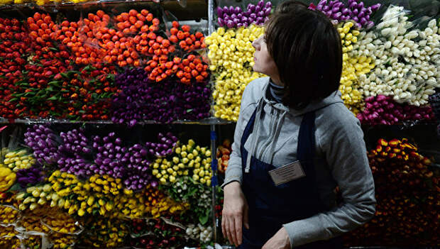 Продажа цветов накануне праздника 8 марта. Архивное фото