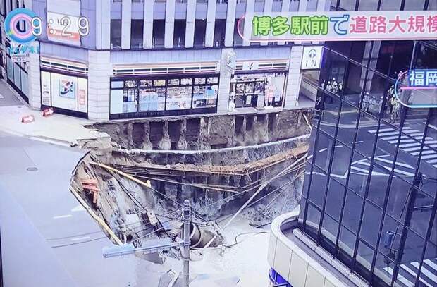 В Японии под землю провалился 30-метровый участок дороги (3)