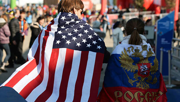 Молодые люди в национальных флагах США и России. Архивное фото