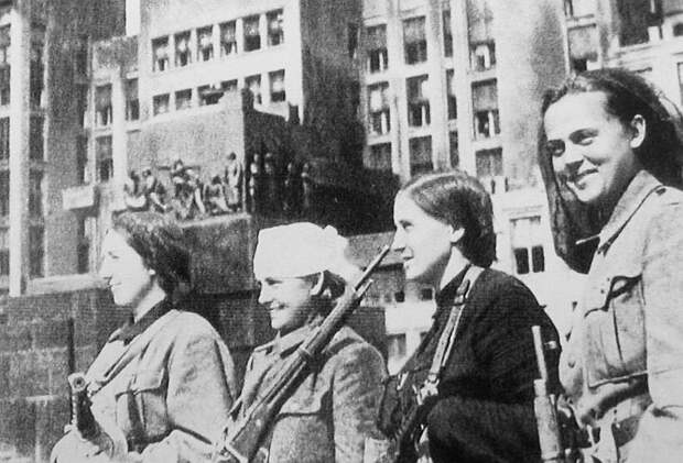 Женщины-партизанки в освобождённом Минске, 1944 год. Женщины-партизанки в освобождённом Минске, 1944 год.