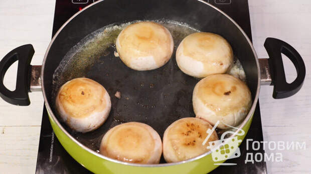 Шампиньоны, фаршированные курицей и сыром, в духовке фото к рецепту 4