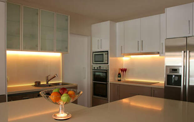 Светодиодное освещение кухни. Светодиодное освещение рабочей зоны кухни. Светодиодное освещение плиты, мойки, столешницы.