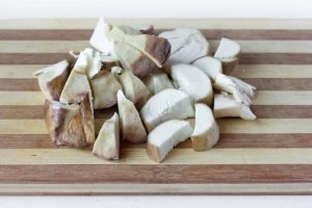 Белые грибы необходимо помыть, хорошенько почистить ножом от оставшейся земли, ещё раз промыть и нарезать крупными кусками. 