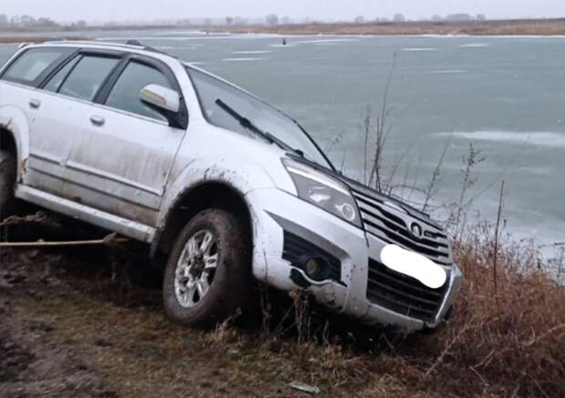 В Рязани автомобиль сполз по грязи к берегу реки