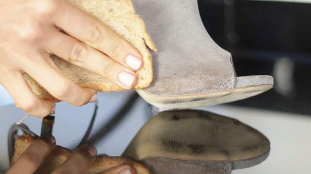 Черствый хлеб очистит замшу. /Фото: newwomanindia.com