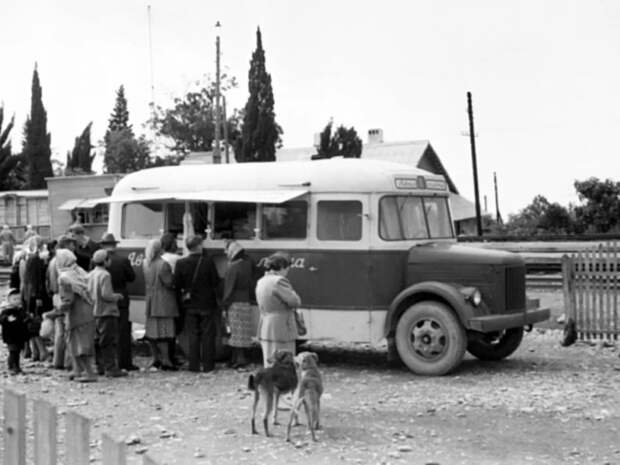 Автолавки пользовались большой популярностью у населения. /Фото: carakoom.com