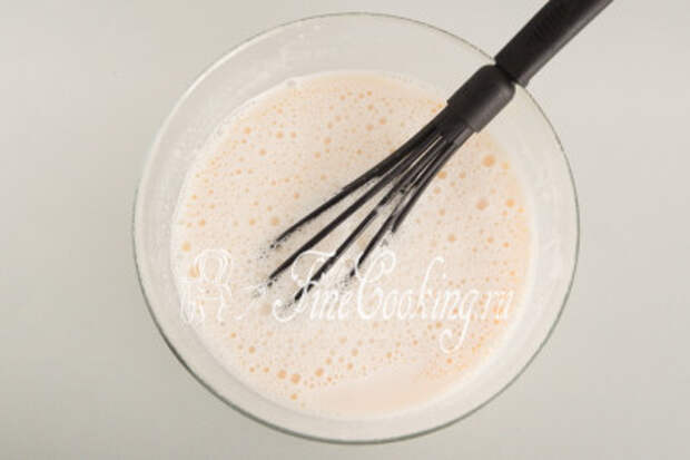 Когда молоко почти закипит, а сахар в нем полностью растворится, начинаем постепенно вливать его в яичную массу