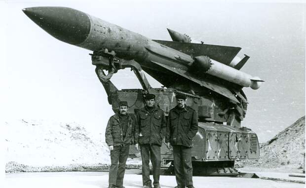 Советские офицеры у пусковой установки комплекса С-200 в Сирии. 1980-е