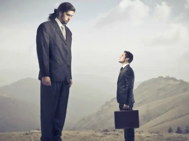 Сравнивать себя с другими, уменьшая собственную значимость.