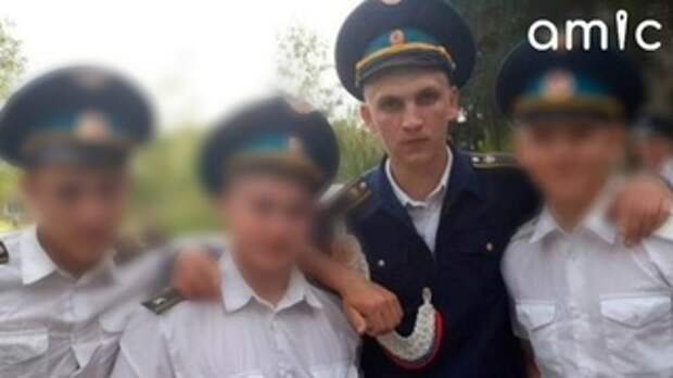 Никита Кирьянов (в синем) в летной школе / Фото предоставлено учителем Кирьянова
