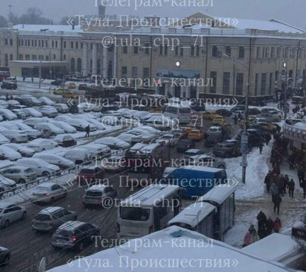 В Туле на Московском вокзале троллейбус перекрыл движение автомобилей