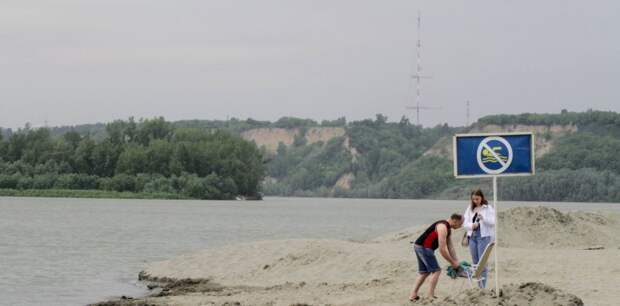 И хочется, и колется. Как барнаульцы отдыхают на еще закрытом городском пляже