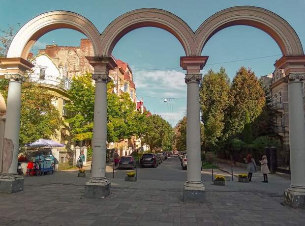 Солнечный день в старом парке