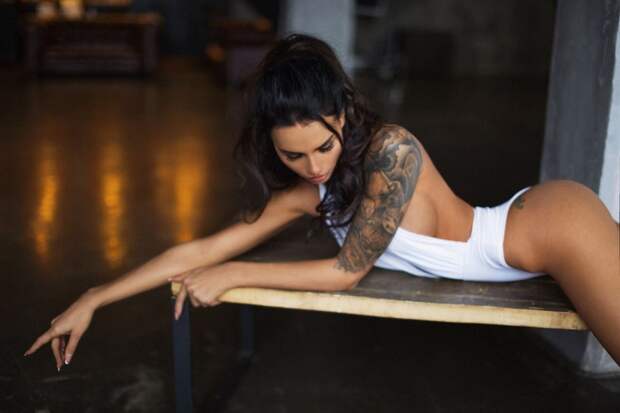 Красивые девушки прогибают спины