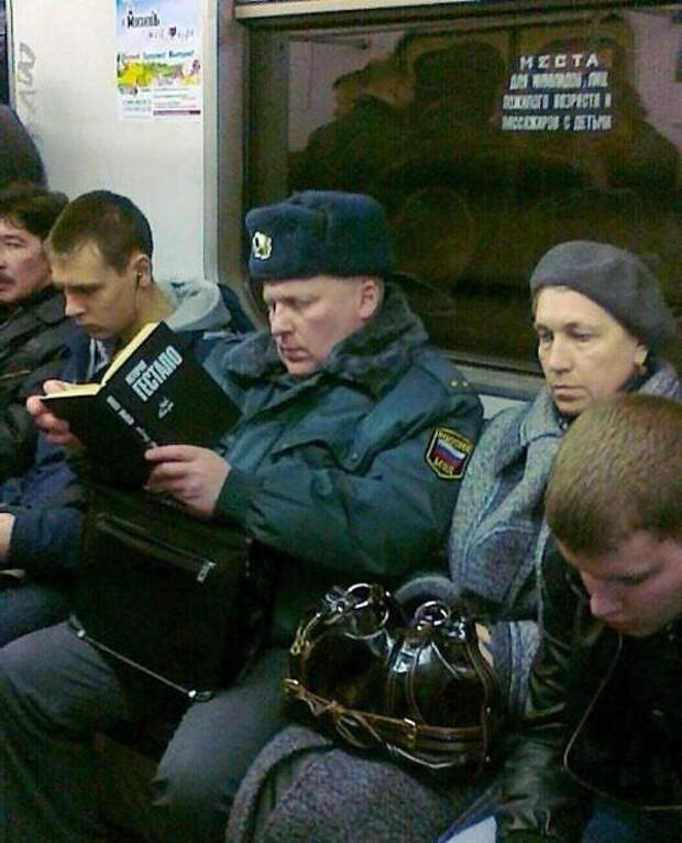 Мент в метро