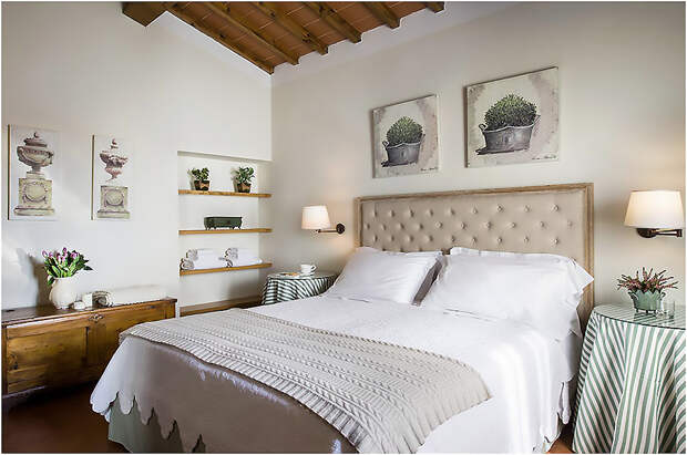 Светлый интерьер итальянской спальни со средиземноморскими чертами