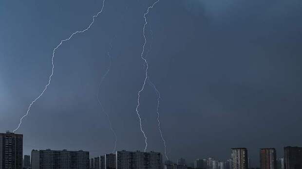 Синоптик спрогнозировал грозы и сильный ветер в Москве в выходные
