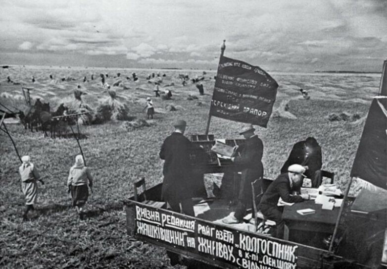 Выездная редакция газеты на уборке урожая. УССР, 1920-е Выездная редакция газеты на уборке урожая. УССР, 1920-е