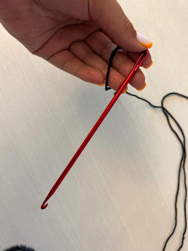 Так выглядит крючок для нукинга, размер 4 мм. Золотистый обычно 6 мм, он подходит для более крупной канвы.