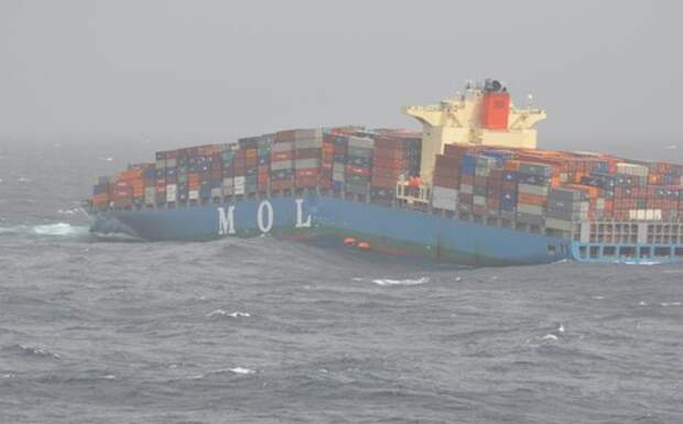 В Индийском океане затонул контейнеровоз