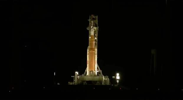 Во время заправки лунной ракеты SLS Artemis II в США произошла утечка водорода