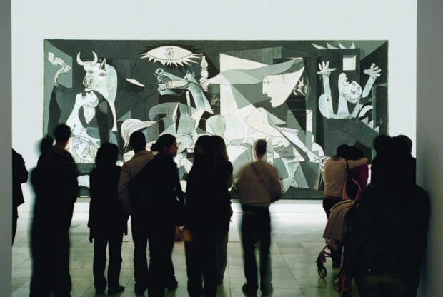 В национальном музее представлены картины самых известных художников: Дали, Миро, Хуана Грис, а также знаменитая «Герника» Пикассо.