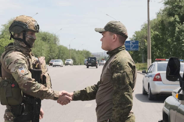 В зоне СВО инспекторы военной автомобильной инспекции ЦВО поздравили военных водителей с Днём военного автомобилиста