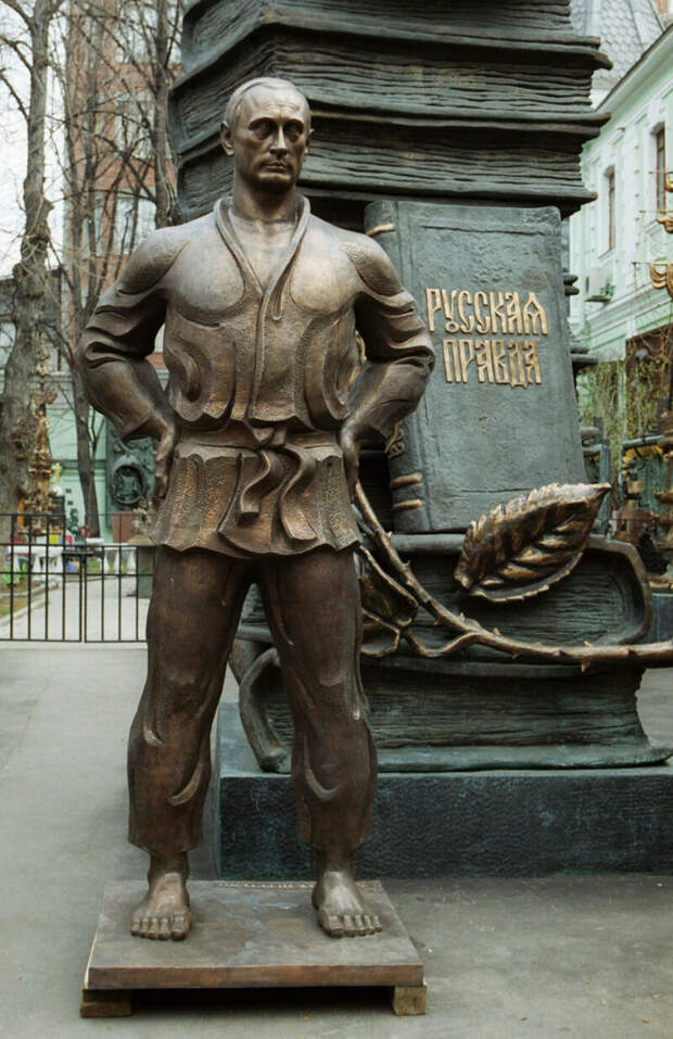 Бронзовая скульптура Владимира Путина / Фото: Великжанин Виктор / ТАСС