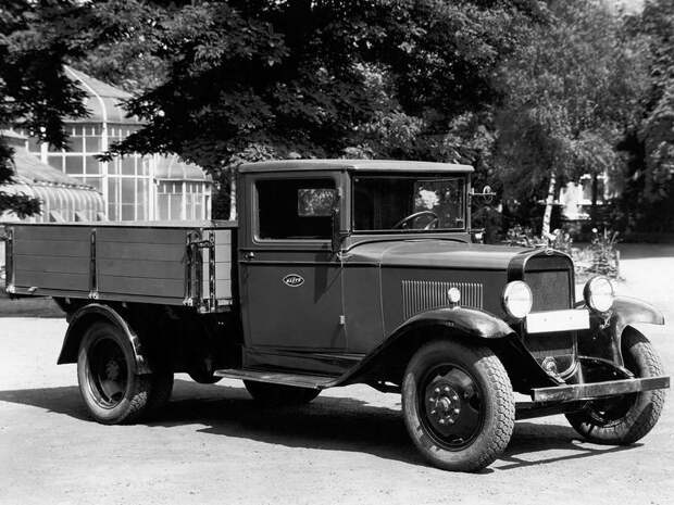 Первый Opel Blitz, построенный уже в тесном сотрудничестве с GM в 1930-м, на самом деле сильно напоминает и ГАЗ-АА, и ЗиС-5 Место встречи изменить нельзя, авто, автобус, автомобили, кино, кинотачки, фильм, шарапов