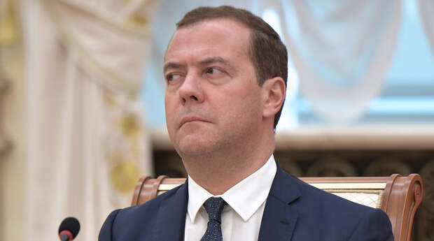 Медведев призвал заниматься проблемой дискриминации женщин "на всех уровнях"