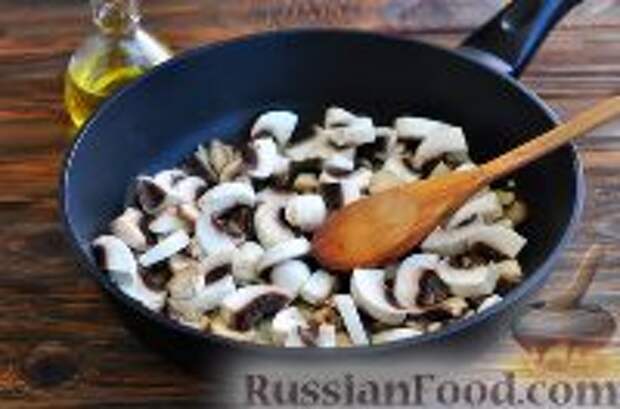 Фото приготовления рецепта: Грибы в сметанном соусе - шаг №3
