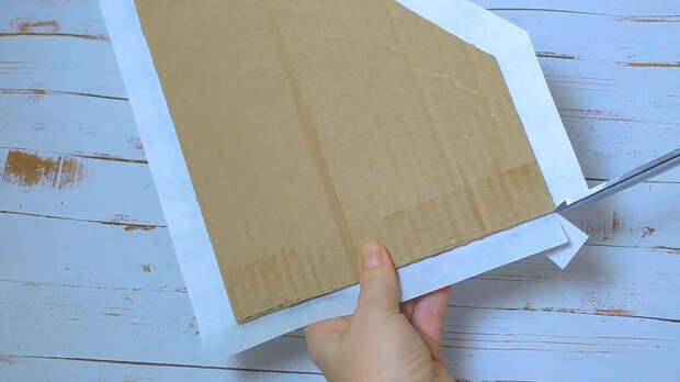 Применила упаковочную бумагу и старый гофрированный картон. чтобы сделать функциональные органайзеры для дома.