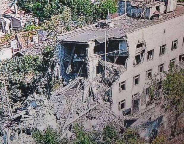 противник нанёс варварский удар по Алешкам. В жилую пятиэтажку попали две авиабомбы, источник Телеграм-канал Владимир Сальдо