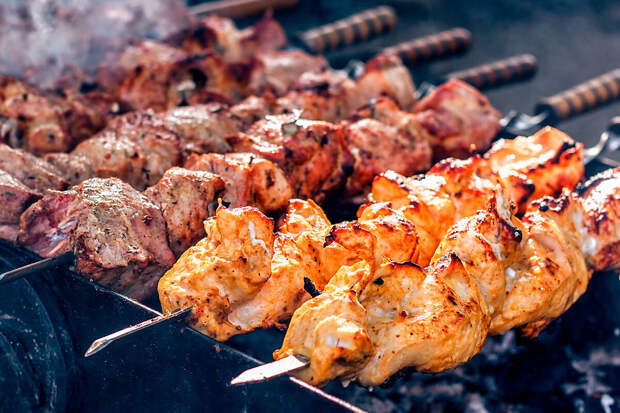 Диетолог Разаренова: маринад на кефире или йогурте сделает шашлык безопаснее