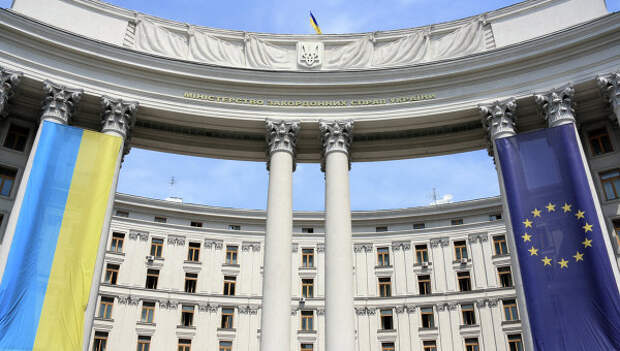 Флаги Украины и Европейского союза. Архивное фото.