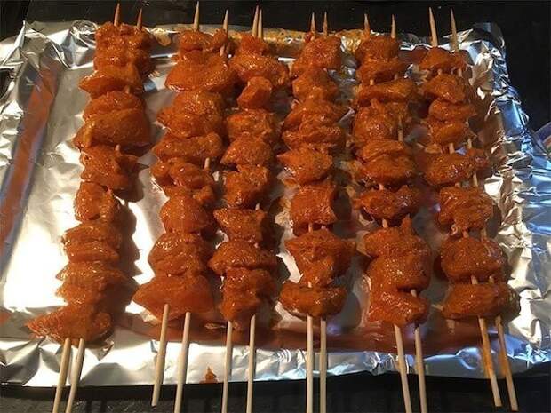 3. Жарите мясо на шпажках? Используйте сразу две, чтобы куски мяса не поворачивались 3. Жарите мясо на шпажках? Используйте сразу две, чтобы куски мяса не поворачивались