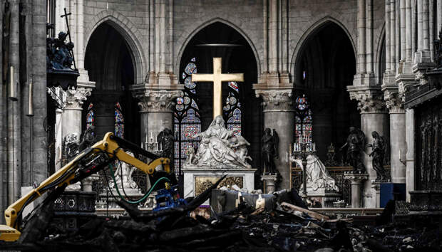 Собор Парижской Богоматери спустя месяц после пожара