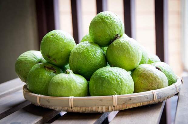 Псидиум. Плод источает приятный аромат, напоминающий запах лимонной цедры; вкус — сладковато-кислый. (Chetan Kolluri)