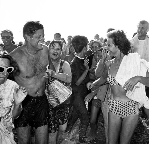 Кого только не встретишь на пляже: 30 фото знаменитостей в купальниках.