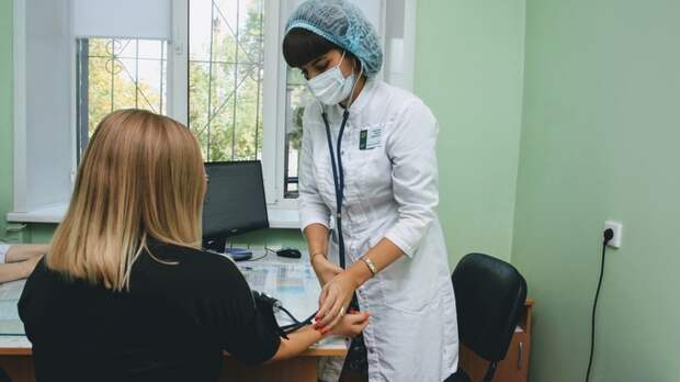 Россияне стали чаще доверять "врачам из телевизора"